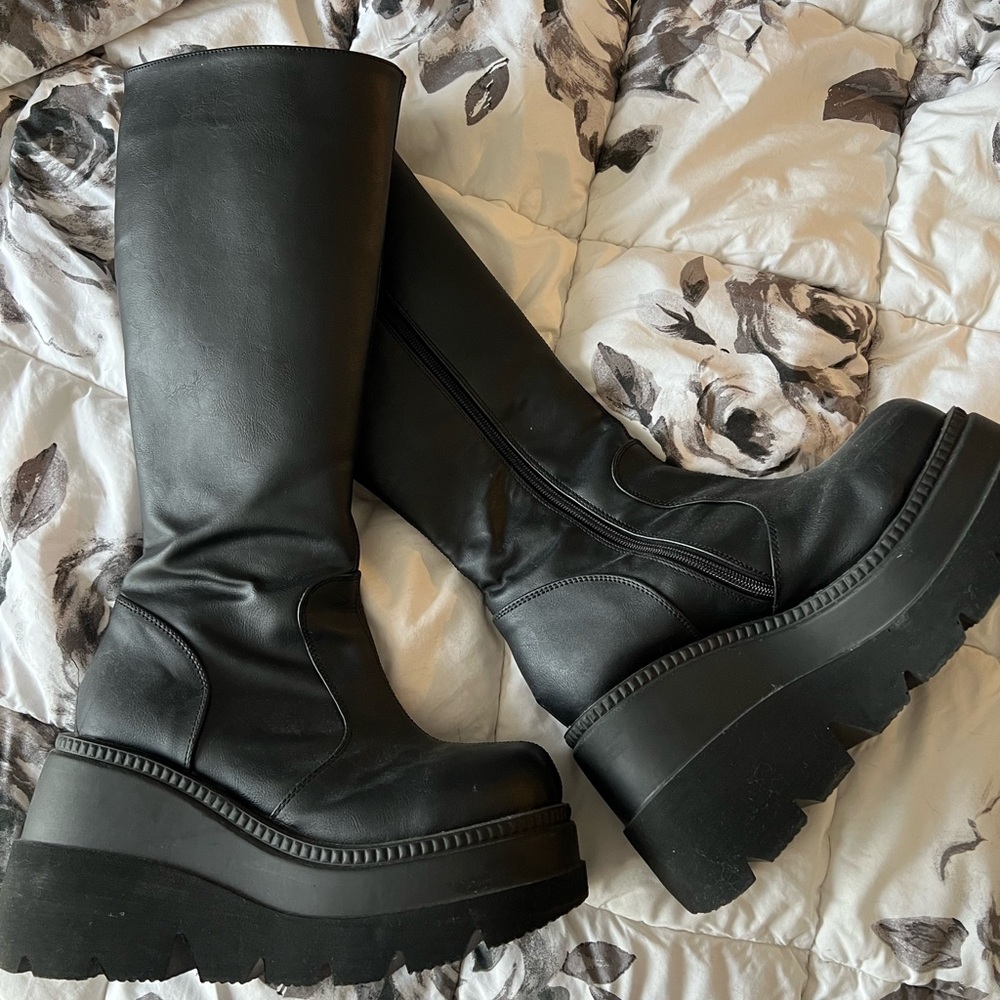 Demonia Shaker-100 - Black Vegan Leather / Women's 10